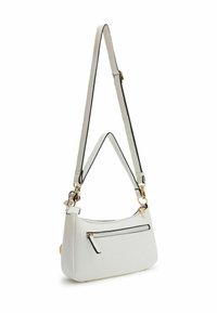 Weißes Taschenhandtasche aus genarbtem Leder in geschwungener Form, mit goldenen Hardware-Akzenten, einem verstellbaren Tragegurt und einer vorderen Reißverschlusstasche mit schwarzem Rand.