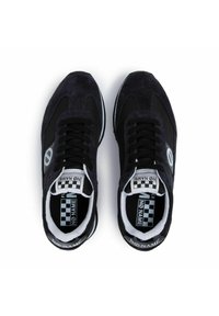 Zwarte suède sneakers met mesh accenten, ronde neus, platte veters en een inlegzool met een ruitpatroon. Merken op de tong en de hiel.
