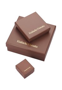 Tre scatole regalo marroni impilate, con una superficie liscia e un testo dorato che recita "Rafaela Donata" sulla parte superiore di ciascuna scatola.