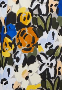 Design de tissu floral mettant en avant des fleurs orange vif, jaunes, bleues, noires et blanches sur un fond clair avec des accents verts et des coups de pinceau variés.