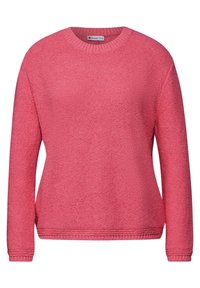 Rosa stickad tröja med rund halsringning, långa ärmar, ribbade ärmslut och nederkant. Texturen verkar mjuk och något tjock.