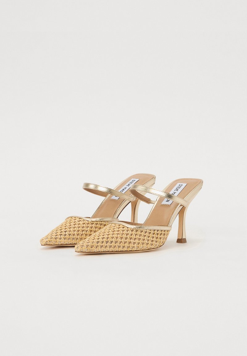 Hochhackige Schuhe mit spitzem Zehenbereich, gewebtem beigen Obermaterial, metallischen goldenen Riemen und einem schlanken Absatz. Die Textur kombiniert gewebte und glatte Materialien.