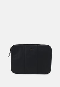 Housse d'ordinateur portable noire en cuir lisse avec des accents de logo doré, fermeture éclair et coutures minimales. Forme rectangulaire, design épuré.