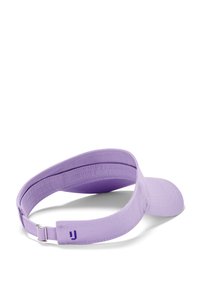 Violetti lippapanta, jossa on kaareva lippa, säädettävä hihna ja teksturoitu kangas. Siinä on pieni logo erottuvassa värissä.