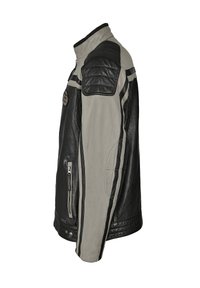 Svart och grå lädermotorcykeljacka med vadderade axlar, sidodragkedjor och kontrasterande färgpaneler, med en strukturerad yta.