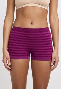 Lila und fuchsia gestreifte Boyshorts mit einer glatten Textur und elastischem Bund, ausgestattet mit einem kurzen Bein-Design und einem kleinen Einschub.