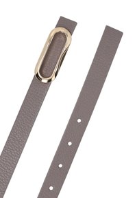 Šedý kožený opasek s texturou, s protáhlou oválnou lesklou zlatou přezkou a několika otvory na nastavení, na bílém pozadí.