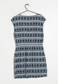 Blå mönstrad klänning i mjukt tyg med geometriskt tryck i vitt, korta ärmar och insydd midja för form.