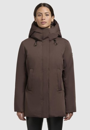Braune isolierte Jacke mit hohem Kragen, verstellbare Kapuze und Fronttaschen. Glatte Textur mit einem schlanken, geraden Schnittdesign.