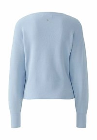 Hellblauer Rippstrickpullover mit weitem Ausschnitt, legerer Passform, überschnittenen Schultern und einem kleinen dekorativen Akzent auf der Rückseite.