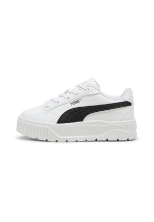 Sneaker bianca Puma con striscia nera, suola spessa e chiusura frontale con lacci, mostrata dal lato esterno su sfondo bianco.