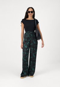 GAP CRINKLE PULL ON - Kelnės - green/black