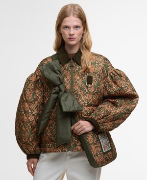 Gequilted bomberjack in groen met een weelderig oranje bloemenpatroon. Voorzien van een strikdetail op de mouw en een bijpassende schoudertas.
