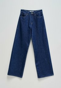 Jeans in denim blu scuro con un design a gamba larga. Presentano cinque tasche, una chiusura con bottone dorato e cuciture a contrasto.