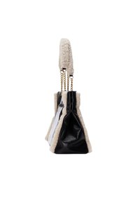 Borsa a tracolla in pelle nera con rifiniture in pelliccia beige, manico testurizzato e dettagli in catena dorata. Presenta una forma strutturata con chiusura a zip.