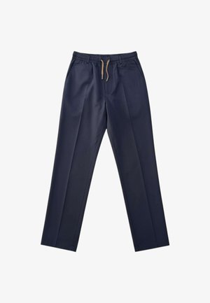 Pantaloni blu navy con elastico in vita, coulisse beige, tasche laterali e design a gamba dritta su sfondo bianco.
