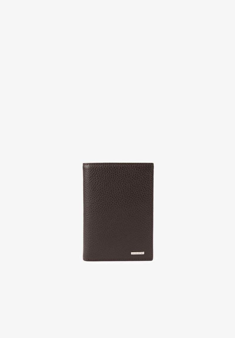 Portefeuille en cuir marron avec une finition texturée, design bifold, bords lisses et une petite plaque métallique en logo sur le devant.