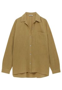 Chemise en lin vert olive avec une texture douce, manches longues, col pointu, boutons sur le devant et une poche poitrine. Coupe décontractée.