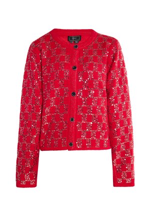 Rød strikket cardigan med et tekstureret ternet mønster, udsmykket med pailletter, med rund hals og sorte knapper ned langs fronten.