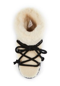 Bota de piel de oveja con un exterior crema, detalles de encaje negro y un interior suave y esponjoso. Presenta una punta redondeada y una suela de goma plana.