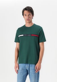 Tommy Hilfiger CHEST INSERT TEE - T-shirt imprimé - ornamental green