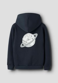 Felpa nera con cappuccio, decorata con una grafica di un pianeta disco ball grigio riflettente con un anello sul retro, presentata su uno sfondo neutro.
