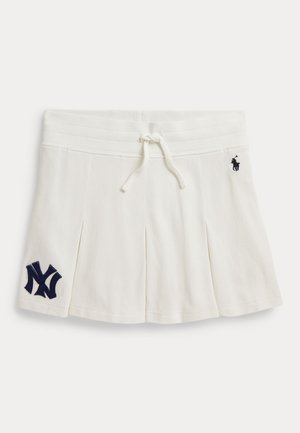 Hvit plissert skjørt med snøring i livet, med marineblå New York Yankees- og Polo Ralph Lauren-logoer på fremsidene.