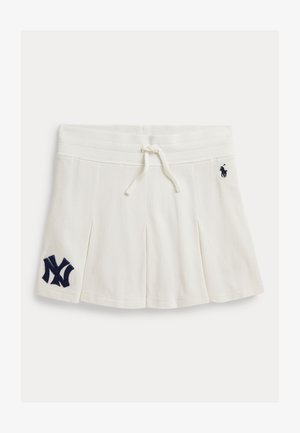 Bela nagubana krila z vrvico v pasu, na sprednjih straneh z mornarsko modrima logotipoma New York Yankees in Polo Ralph Lauren.