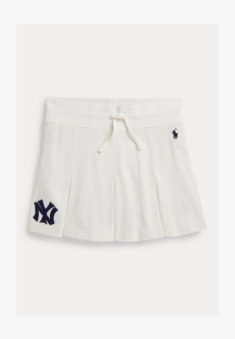 Bela nagubana krila z vrvico v pasu, na sprednjih straneh z mornarsko modrima logotipoma New York Yankees in Polo Ralph Lauren.