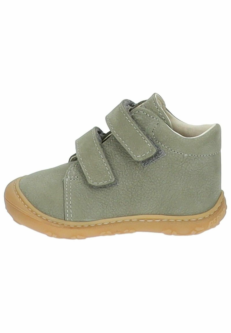 Scarpa alta verde in pelle con due cinturini in Velcro, suola in gomma e cuciture a contrasto. Texture liscia e design della punta arrotondata.