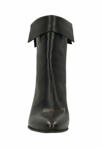 Zwarte leren enkelboot met een brede, geplooide omslag en een gladde, ronde neus, weergegeven van de voorkant op een witte achtergrond.