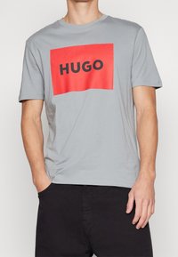 HUGO Triko s potiskem - grey