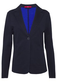 Blazer blu navy con un bottone e rever a punta, due tasche anteriori e fodera interna di un blu brillante.