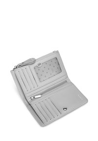 Šedá kožená peněženka s přihrádkami na karty, zipovou kapsou a průhledným okénkem na ID. Obsahuje jemné stehy a zapínání na patent.