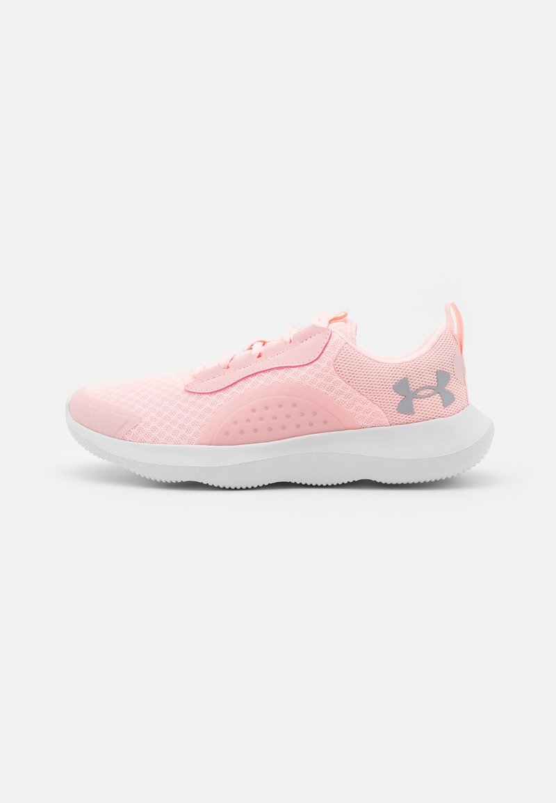 Zapatillas deportivas de color rosa claro con parte superior de malla, suela blanca acolchada y un sutil logo gris en el lateral. Presentan un cierre con cordones y patrones texturizados.