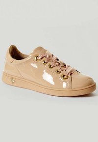 Beige patenttanhapohjallinen lenkkari, jossa on kultaiset silmäpinnat, satiinilangat ja teksturoitu kumipohja; sivussa on kolmiomainen logo.