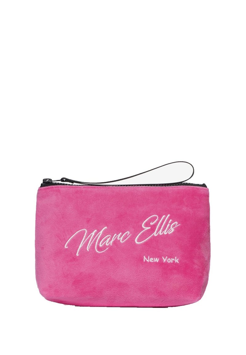 Borsa in suede rosa con chiusura a zip e un cinturino da polso. "Marc Ellis New York" è ricamato in bianco sul davanti.