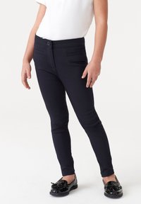 Pantaloni slim-fit blu navy realizzati in tessuto elastico, dotati di chiusura frontale con bottone e due tasche anteriori. Design strutturato e elegante.