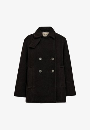 Villa-sekoitteinen takki tummassa ruskeassa. Kaksoisnappi malli, jossa on neljä nappia, sivutaskut ja terävä kaulus. Siistit linjat ja taitetut hihansuut.