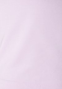 Tessuto di un delicato lavanda con una superficie liscia. L'immagine mostra un primo piano della superficie del materiale, evidenziando la sua finitura uniforme e morbida.