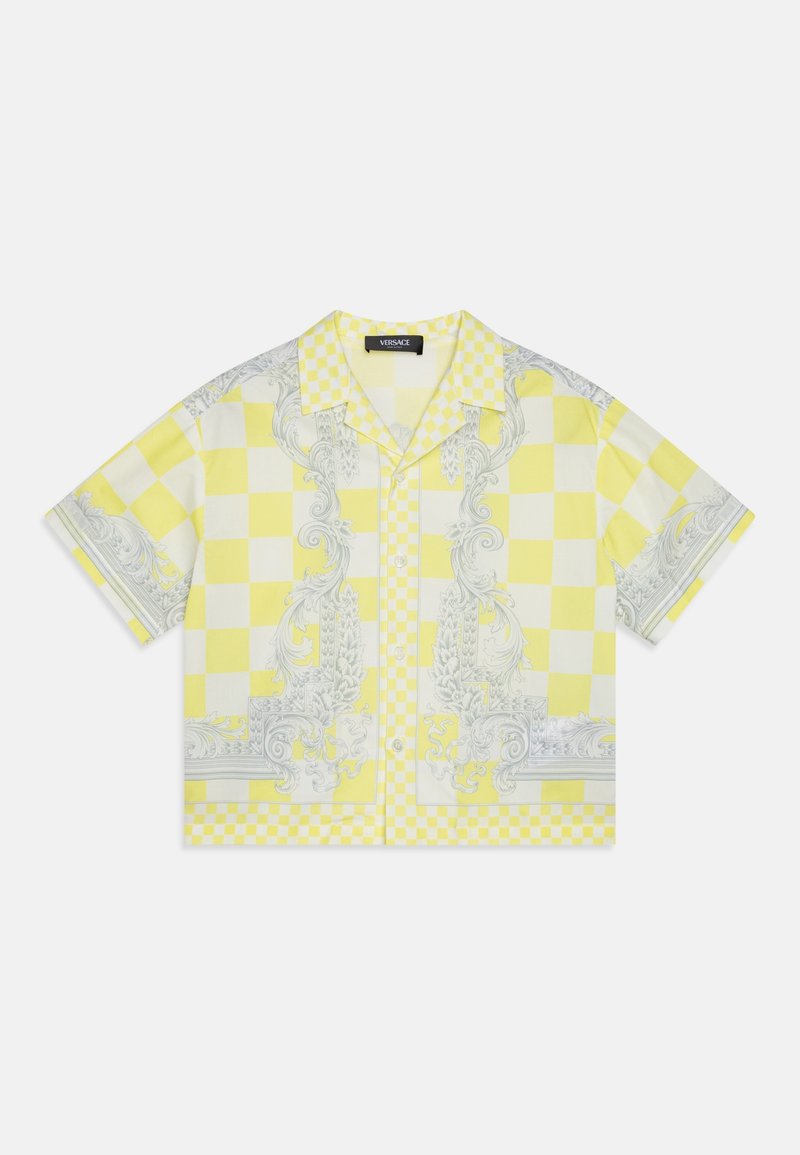 Chemise à manches courtes à carreaux jaunes et blancs avec motifs baroques argentés ornés et col pointu, fermeture à boutons à l'avant.