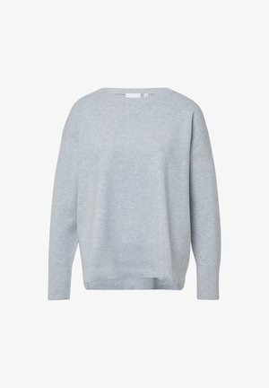 Jasnoszary długi sweter z dzianiny z prążkowanymi mankietami, dolną krawędzią i okrągłym dekoltem, wyeksponowany na białym tle.