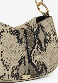 Beige und schwarze Schlangenleder-Tasche mit glänzender Textur, rundem Format und goldenen Hardware-Akzenten, die über ein markantes Nahtdetail verfügt.