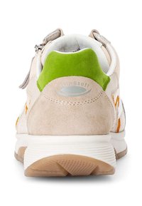 Lichtbeige sneaker met een groene suède hielaccent. Bevat witte stoffen panelen en een oranje ontwerp. Schokabsorberende zool met een gestructureerde onderkant.