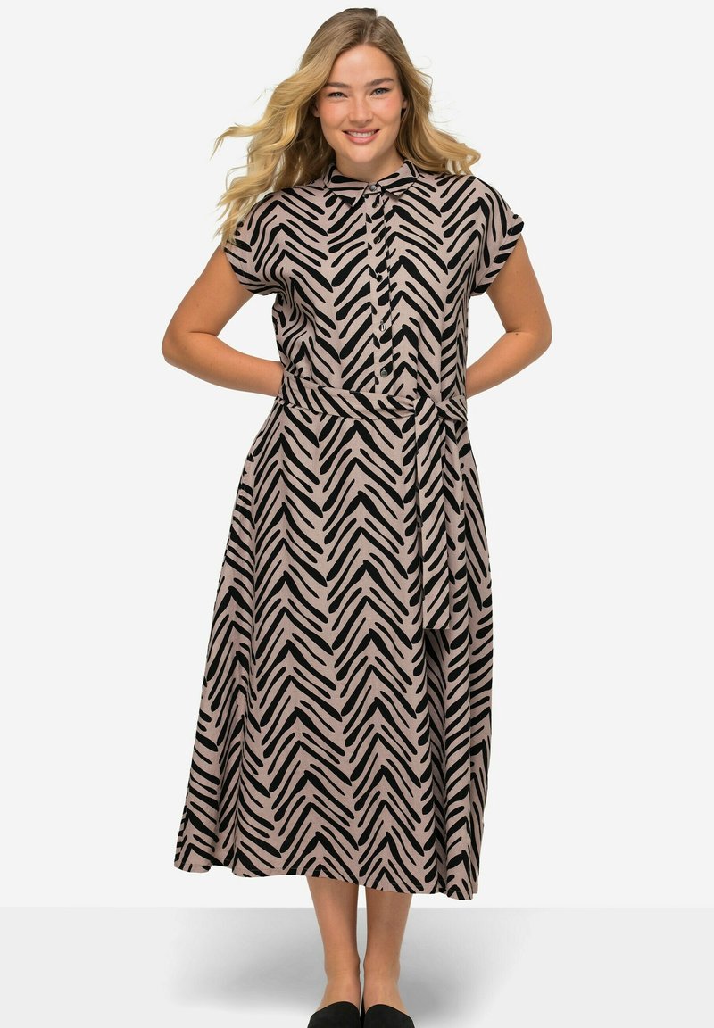 Kurzarm-Kleid in knielanger Länge in hellem Rosa mit einem schwarzen Zickzackmuster, ausgestattet mit einem Kragen, einer durchgehenden Knopfleiste und einer gebundenen Taille.