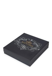 Scatola regalo rettangolare nera con logo e motivi ornati argentati e dorati sul coperchio, caratterizzata da una finitura opaca liscia e una chiusura aderente.