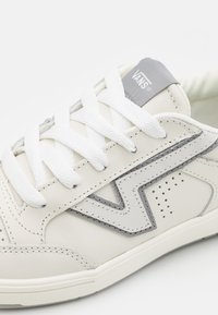 Vans LOWLAND UNISEX - Sapatilhas - marshmallow/drizzle