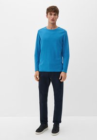 s.Oliver MIT ROLLSAUMBLENDE - Strickpullover - blau