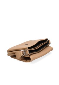 Borsa a tracolla in pelle color tan con una forma rettangolare elegante, dotata di diversi scomparti con zip, una texture liscia e accessori in metallo color argento.