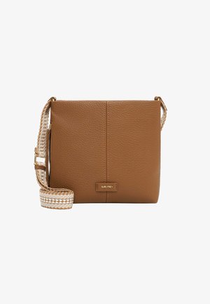 Sac bandoulière en cuir marron texturé avec une sangle réglable tissée beige et blanche et une petite étiquette logo à l'avant.